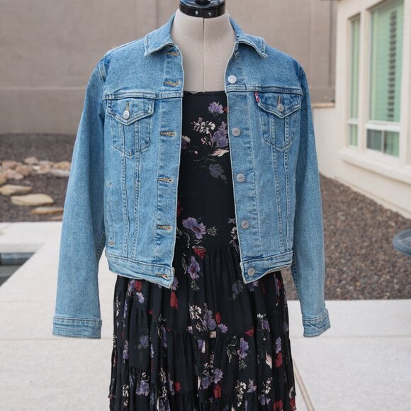Levi’s Classic Light Wash Denim Trucker Jacket | Women’s Small - Picture 1 of 4